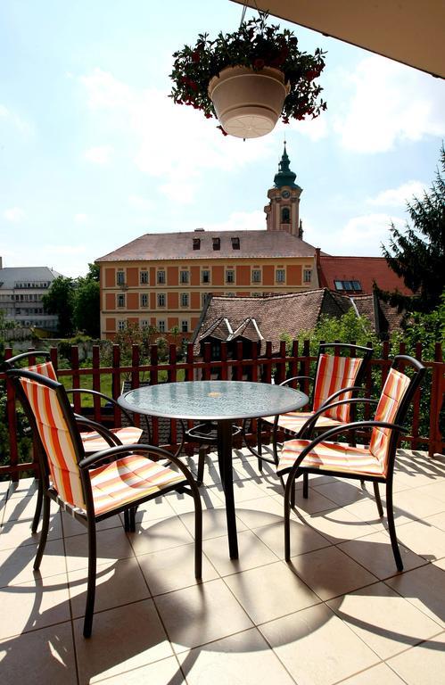Dobo Vendeghaz Hotel Егер Екстериор снимка